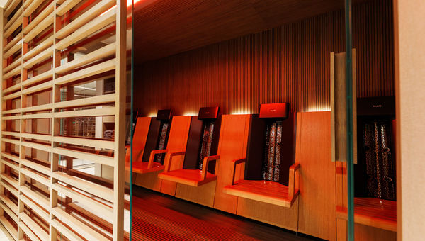 In the spa, the seats produce infrared light beams that warm the back, an alternative to the traditional sauna.
