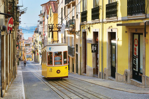 Vagón en Lisboa.  Hay más de 70 viajes de Culture Trips para grupos pequeños para elegir.