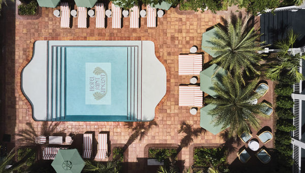 The courtyard of the Hotel Saint Vincent includes a swimming pool. The property is located in the city's Lower Garden District.