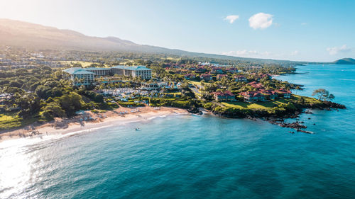 „Four Seasons Resort Maui at Wailea“ baseinuose ir paplūdimyje siūlo nemokamą kremą nuo rifų.