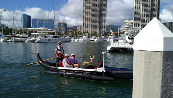 Kelionė į Ala Wai kanalą gondola leidžia svečius ramiai plaukioti po trimis tiltais.