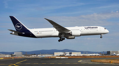 Lufthansa's first Boeing 787 Dreamliner arriving in Frankfurt.