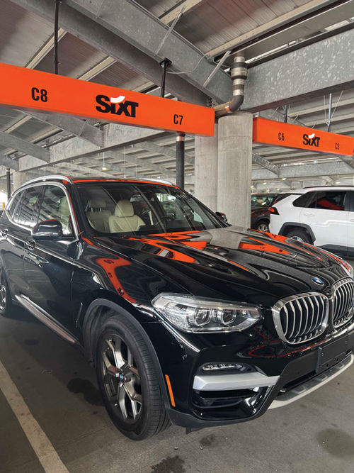 Le prix de location d'une BMW X3 chez Sixt a oscillé autour de 88 $ par jour cet été à Houston Bush.