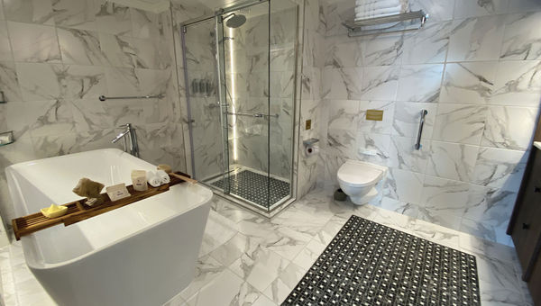 The bathroom in an Islander Suite.