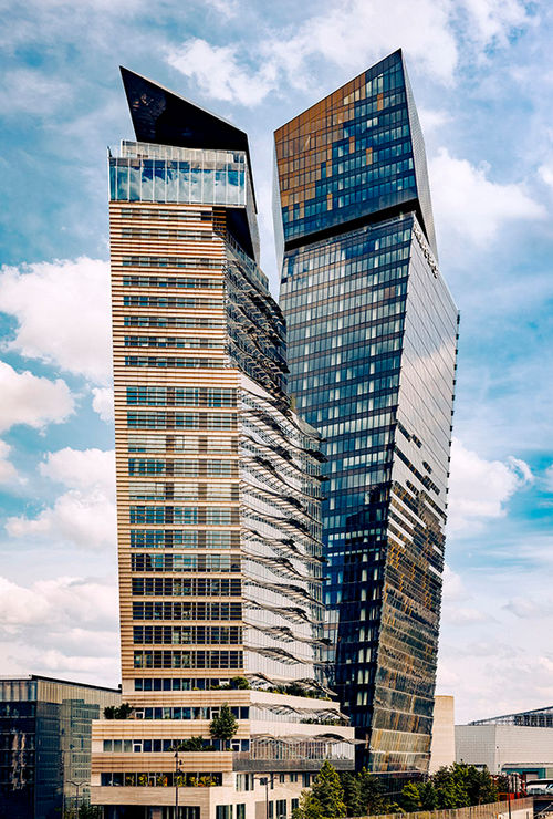 The hotel is set between one of the Tours Duo tower’s 17th and 24th floors. The hotel is set between one of the Tours Duo tower’s 17th and 24th floors.