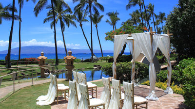 Along with wedding packages, the Hyatt Regency Maui Resort and Spa also offers offers two marriage proposal packages that can be booked through the hotel's proposal concierge.