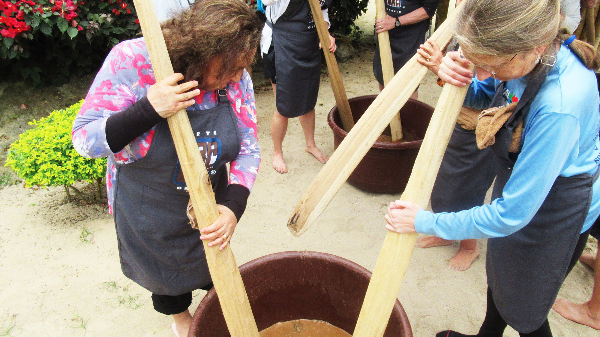 Passengers from the Kontiki Wayra prepare clay on the beach in Ayangue.