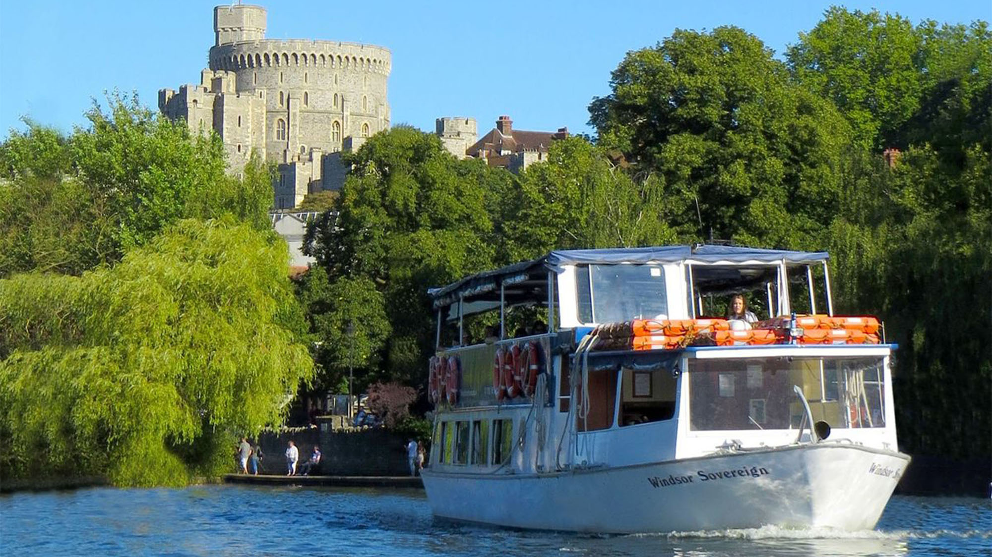 Walks' day tour of Windsor Castle and the surrounding areas in London.