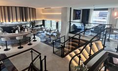 The split-level layout of the Panorama Lounge is the Viva Two's most striking feature. To get to the bar, you walk down a short staircase. The staircase continues into the Riverside dining room.