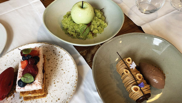 At the Mercearia Gadanha, the desserts are works of art, like the white chocolate stuffed with goat cheese, which was presented as an apple. At the Mercearia Gadanha, the desserts are works of art, like the white chocolate stuffed with goat cheese, which was presented as an apple.