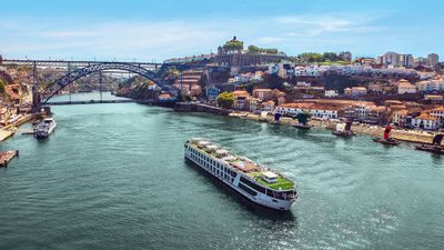 The Emerald Radiance sailing the Douro.