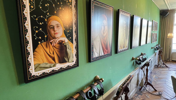 The upper level of the Verhalenhuis Belvedere includes a listening studio where visitors can hear immigrants' stories. The upper level of the Verhalenhuis Belvedere includes a listening studio where visitors can hear immigrants' stories.