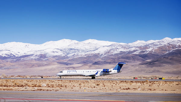 A United plane landing at Bishop/Mammoth Airport. United is the only large airline serving the Mammoth ski area.