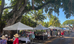 Visitors stroll around Kona, during the monthly Kokua Kailua event.