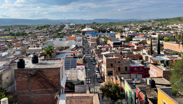 Grada Noventa & Seis నుండి వీక్షణలు సృజనాత్మక కాక్‌టెయిల్‌ల మెనుతో సంపూర్ణంగా జతచేయబడతాయి.