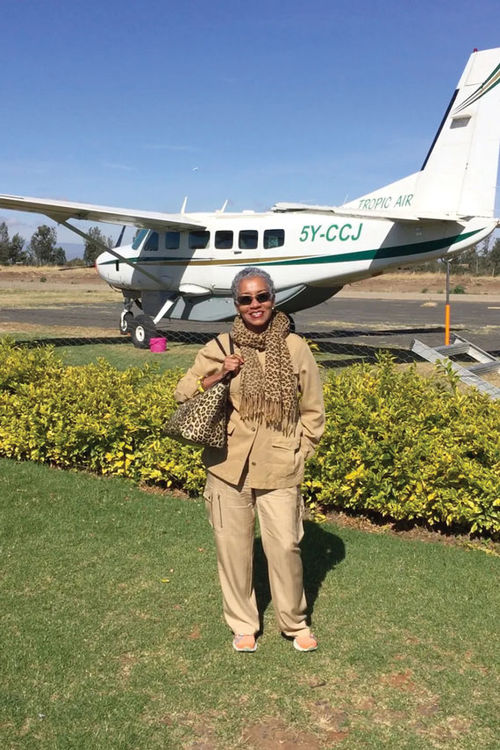 గేనెల్ హెండర్సన్ కెన్యాలో సఫారీని ఆస్వాదిస్తున్నాడు.