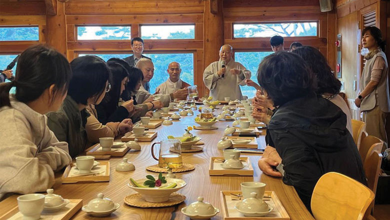 Avegan lunch with monks at the Jingwansa temple.