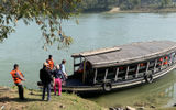 The Raj Mahal traveled with a tender boat, which provided transport to and from the shore and the Raj Mahal which typically anchored for the night mid-river where it was quieter and more scenic.