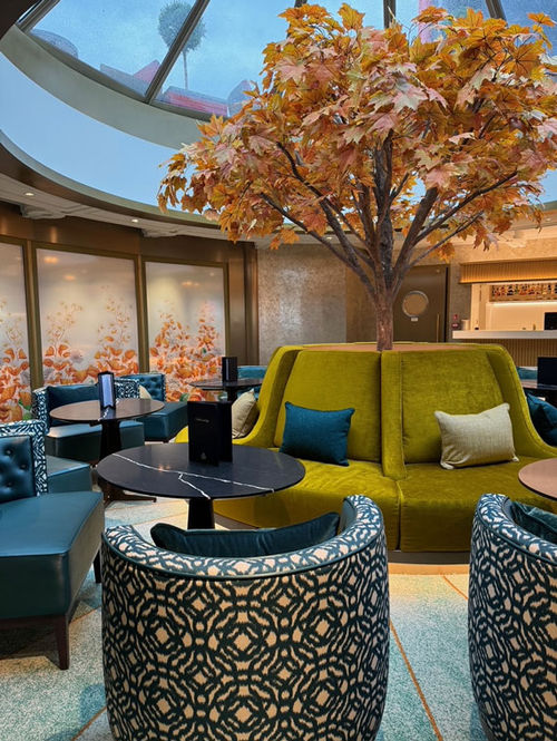 The centerpiece of the Queens Grill lounge. The centerpiece of the Queens Grill lounge.