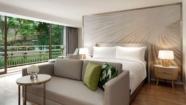 A luxurious suite bedroom at the Mövenpick BDMS Wellness Resort Bangkok.