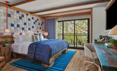 A queen guest room at the Treehouse Hotel Silicon Valley.