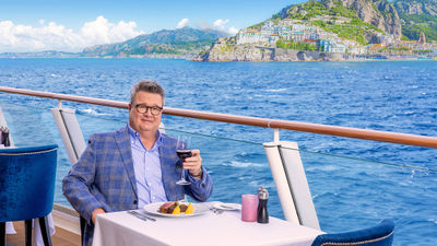 In 15- and 30-second spots, Eric Stonestreet enjoys NCL's onboard offerings and discovers Caribbean destinations.