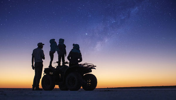 A family enjoys some stargazing as part of a family-oriented Pelorus adventure itinerary.