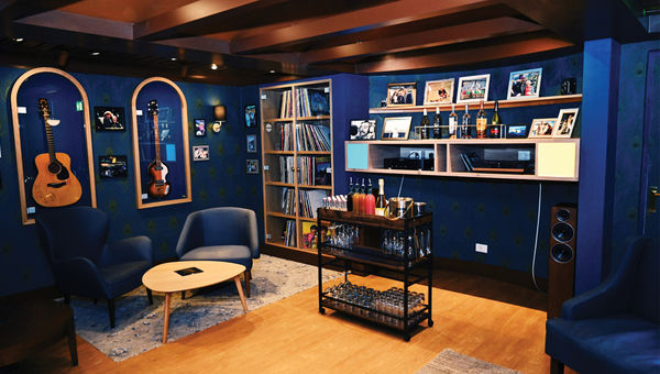 Among the features of the room is a drink cart where a bartender mixes specialty cocktails; the menu changes from session to session.