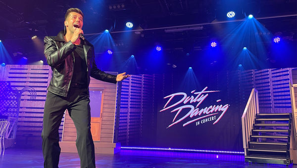 Os artistas do "Dirty Dancing in Concert" cantam e dançam no palco e também em plataformas cercadas pelo público.