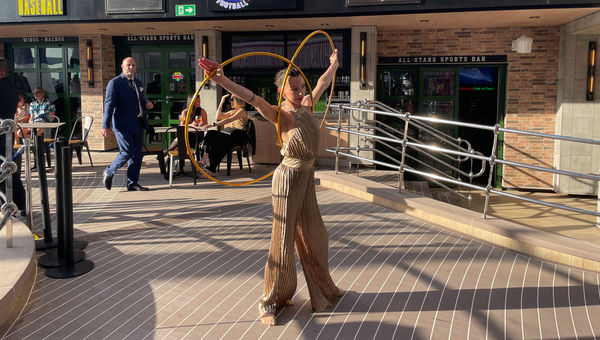 Um acrobata se apresenta do lado de fora do All-Stars Sports Bar, no World Promenade, durante a gala de batismo do navio.