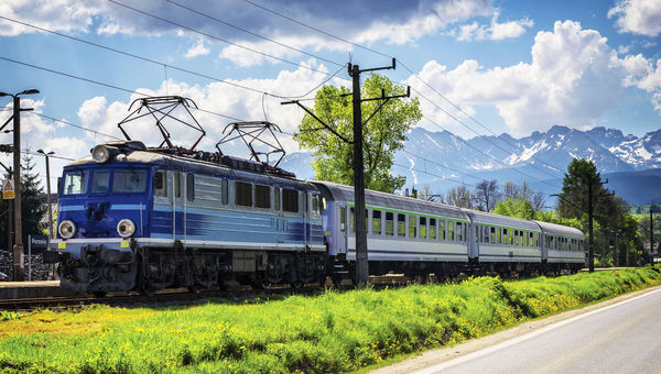Entrena de pasajeros pulido con las montañas Tatra en el fondo.