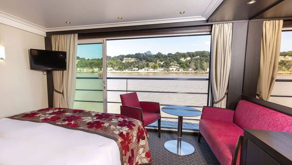 Sliding windows in Panorama Suites open up the cabin to breathtaking views.