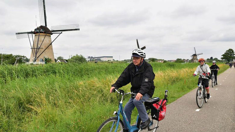 Boat Bike Tours guests cycling in the Netherlands.