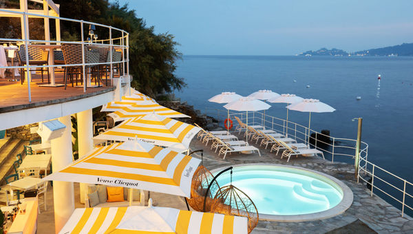 Marina di Bardi Beach Club offers a private beach and various watersports and activities. Marina di Bardi Beach Club offers a private beach and various watersports and activities.