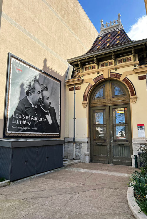 The Lumiere Museum is a point outside the city center, and is the brothers who pay tribute to the two brothers, who can be said to be the first movie 130 years ago. The Lumiere Museum is a point outside the city center, and is the brothers who pay tribute to the two brothers, who can be said to be the first movie 130 years ago.
