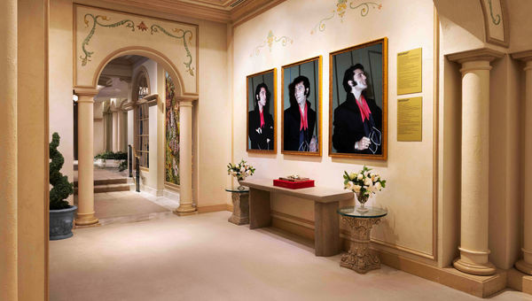 Imagens de Elvis Presley adornam as paredes do Imperial Sky Villa no Westgate Las Vegas Resort & Casino, junto com placas que comemoram sua residência histórica na propriedade.