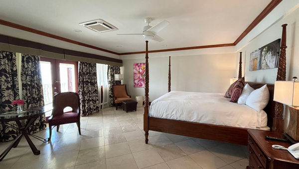 The Luxury Beachside Doubloon rooms overlook Mermaid Beach. The Luxury Beachside Doubloon rooms overlook Mermaid Beach.