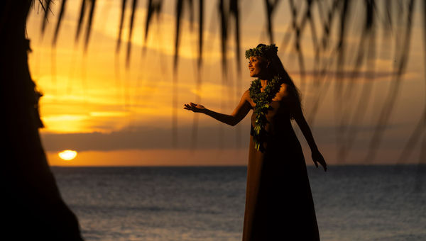 Every evening, guests can listen to a Hawaiian chanter. Every evening, guests can listen to a Hawaiian chanter.