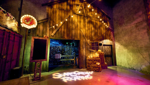 The Scarecrow: The Reaping House no Universal Horror Unleashed leva os visitantes para o Dust Bowl, onde espantalhos sanguinários estão determinados a se vingar.