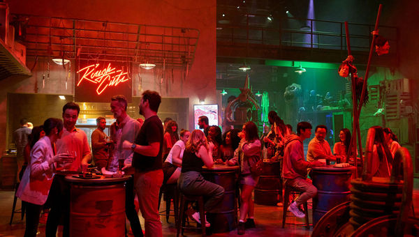 A Rough Cuts oferece pequenos pratos esculpidos com motosserra do lado de fora da casa do Massacre da Serra Elétrica no Universal Horror Unleashed.