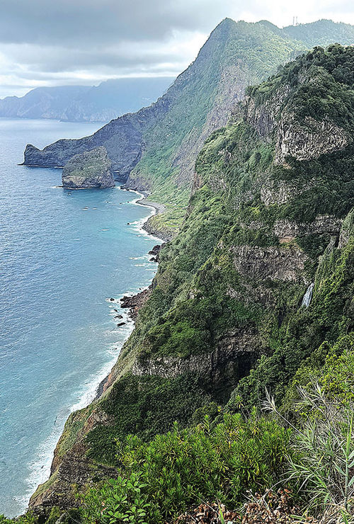 O litoral sul da Madeira é dominado por falésias que se erguem diretamente do mar.