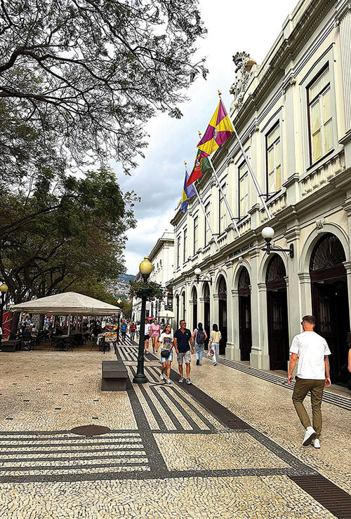 Calçadas semelhantes às encontradas em cidades de Portugal continental estão presentes na praça do Funchal.