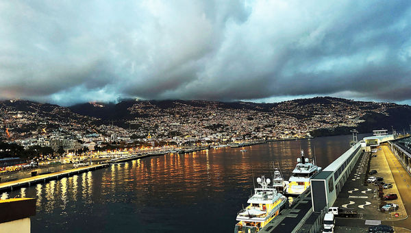 Porto do Funchal ao entardecer, visto do terraço do restaurante do Design Centre Nini Andrade Silva.