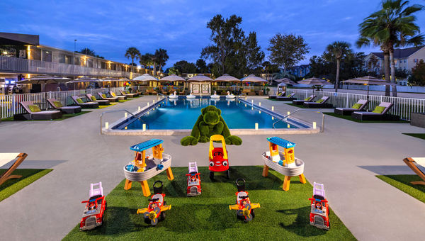 Dazzler Select by Wyndham Hotel, en el área de la piscina de Magic Moment Resort & Kids Club.