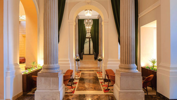 What was once the inner courtyard of the Palais Hansen has been transformed into Theo's Lounge & Bar.