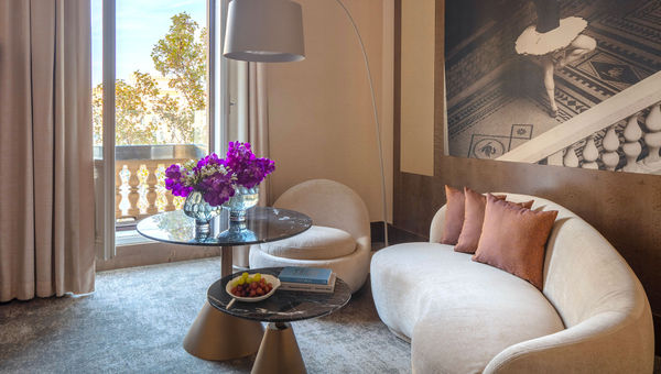 Living room of a one-bedroom Balcony Suite with Ringstrasse View at the Anantara Palais Hansen Vienna.