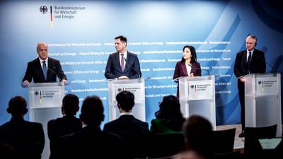 Officials from MSC Cruises and Meyer Werft discuss MSC's ship order.