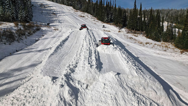 As máquinas de remoção de neve de Sun Peaks espalham a neve armazenada durante o verão para garantir a abertura no início de novembro.