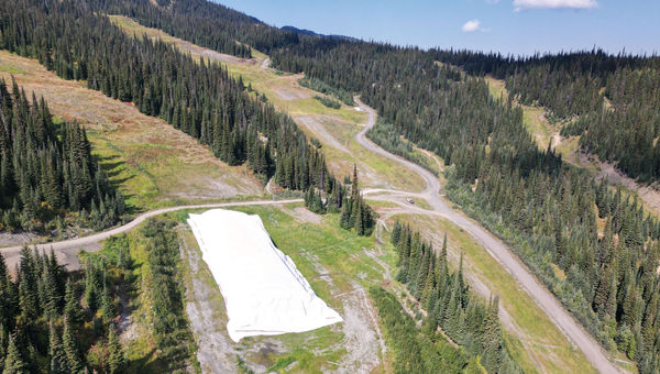 Aproximadamente 15.000 metros cúbicos de neve foram armazenados no verão passado em Sun Peaks, protegidos do sol por uma cobertura refletora e isolante.