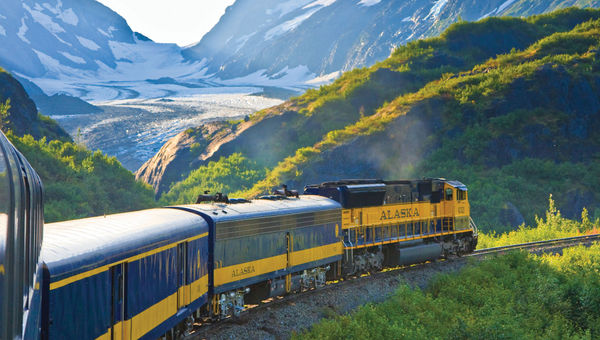 O trem Coastal Classic passa pela geleira Bartlett. Ele opera de meados de maio a meados de setembro.